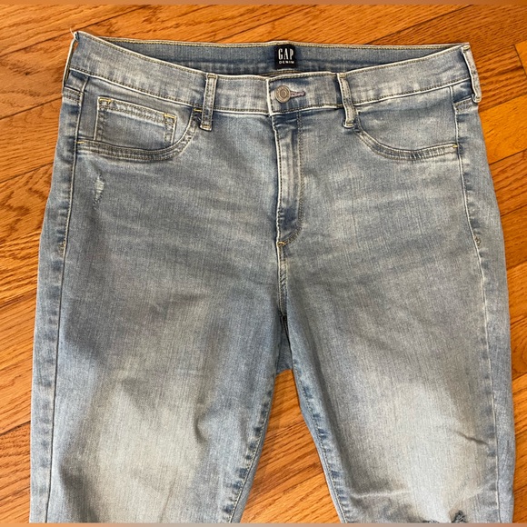 Gap denim favorite Jegging ladies size 32/14 stretch with ripped knee‎ feature - Picture 2 of 10